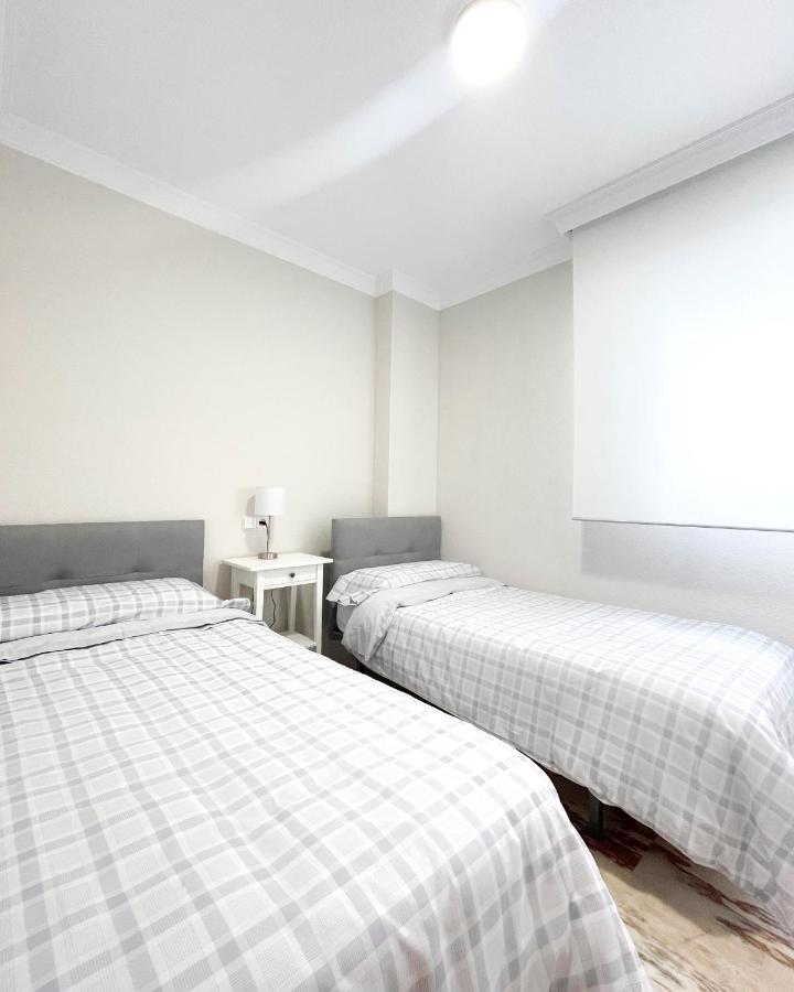 Holidays2malaga Tomas De Echeverria 150 Mts To Beach & High Speed Wifi & Parking Leilighet